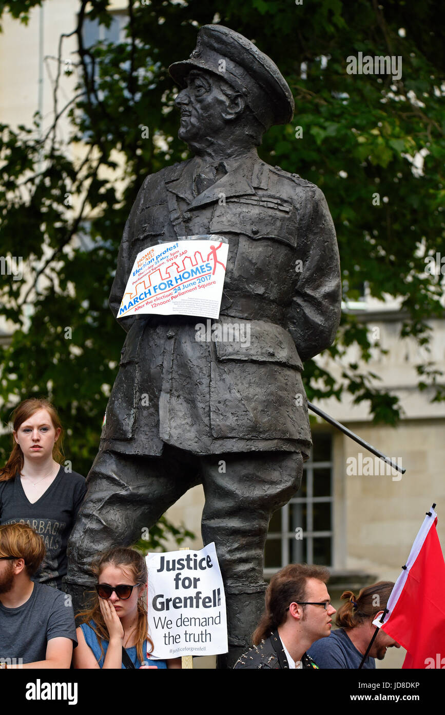 Manifestation de l'alliance anti-Tory DUP devant Downing Street à Whitehall, Londres. Statue du vicomte Alanbrooke. Grenfell Banque D'Images