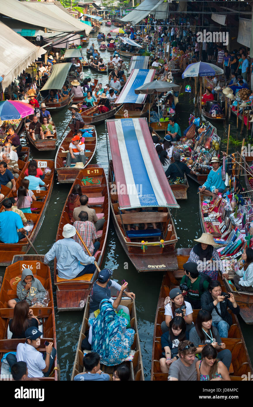 DAMNOEN SADUAK - 25 Mars : Marché flottant de Damnoen Saduak, avec de nombreux petits bateaux chargés de fruits et légumes colorés, une cuisine thaïlandaise 2 mars Banque D'Images