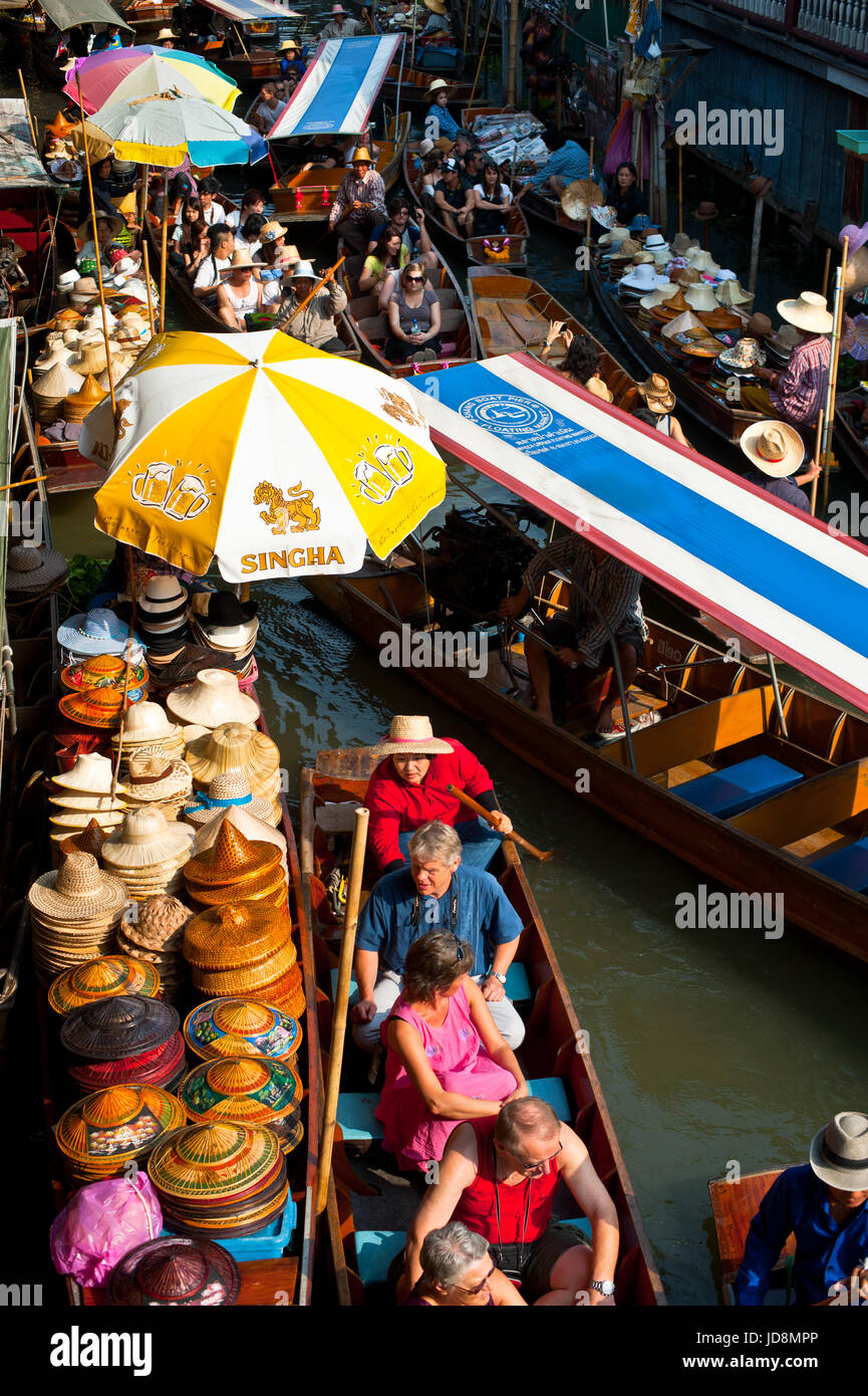 DAMNOEN SADUAK - 25 Mars : Marché flottant de Damnoen Saduak, avec de nombreux petits bateaux chargés de fruits et légumes colorés, une cuisine thaïlandaise 2 mars Banque D'Images