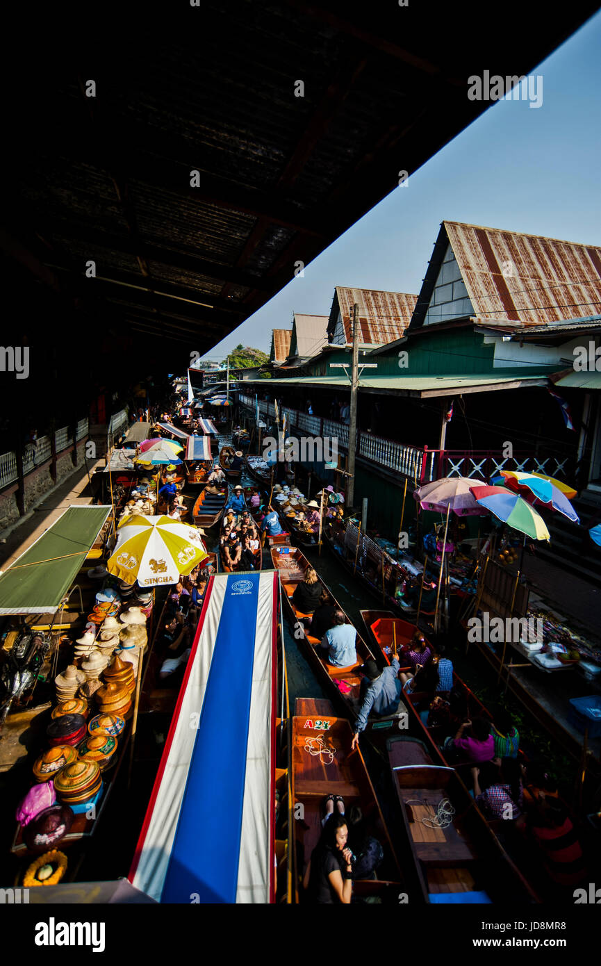 DAMNOEN SADUAK - 25 Mars : Marché flottant de Damnoen Saduak, avec de nombreux petits bateaux chargés de fruits et légumes colorés, une cuisine thaïlandaise 2 mars Banque D'Images