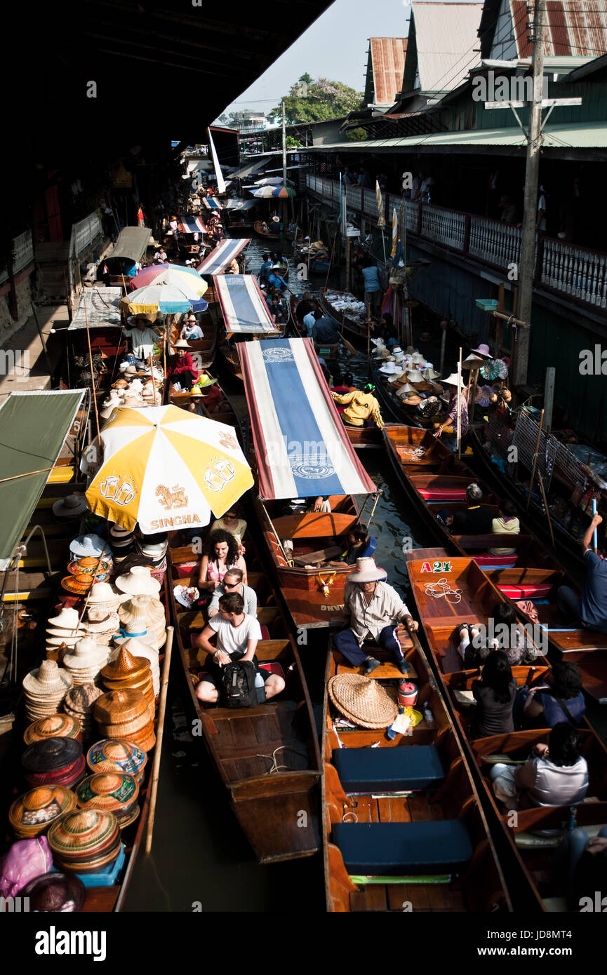 DAMNOEN SADUAK - 25 Mars : Marché flottant de Damnoen Saduak, avec de nombreux petits bateaux chargés de fruits et légumes colorés, une cuisine thaïlandaise 2 mars Banque D'Images