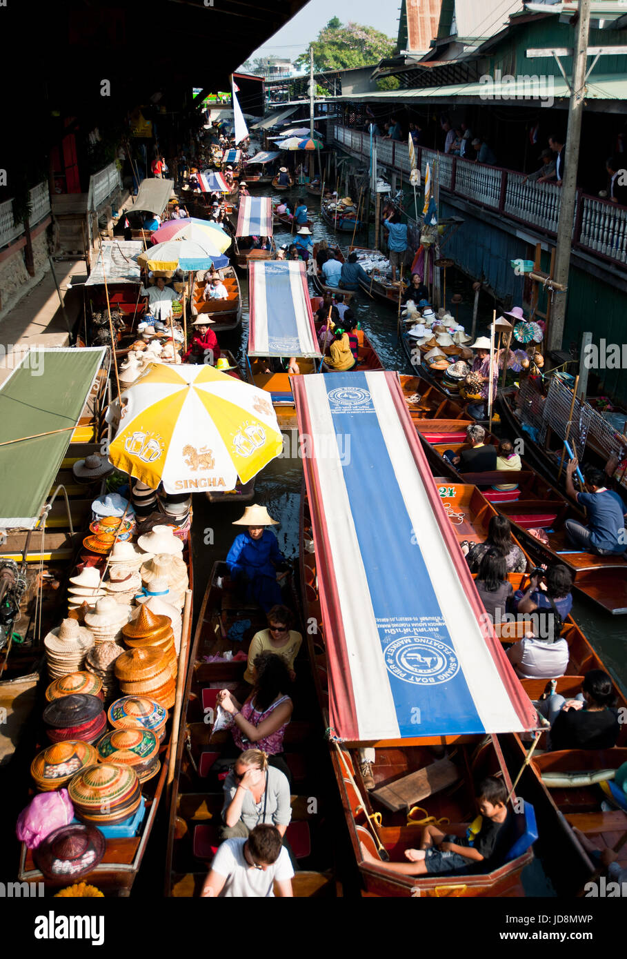 DAMNOEN SADUAK - 25 Mars : Marché flottant de Damnoen Saduak, avec de nombreux petits bateaux chargés de fruits et légumes colorés, une cuisine thaïlandaise 2 mars Banque D'Images