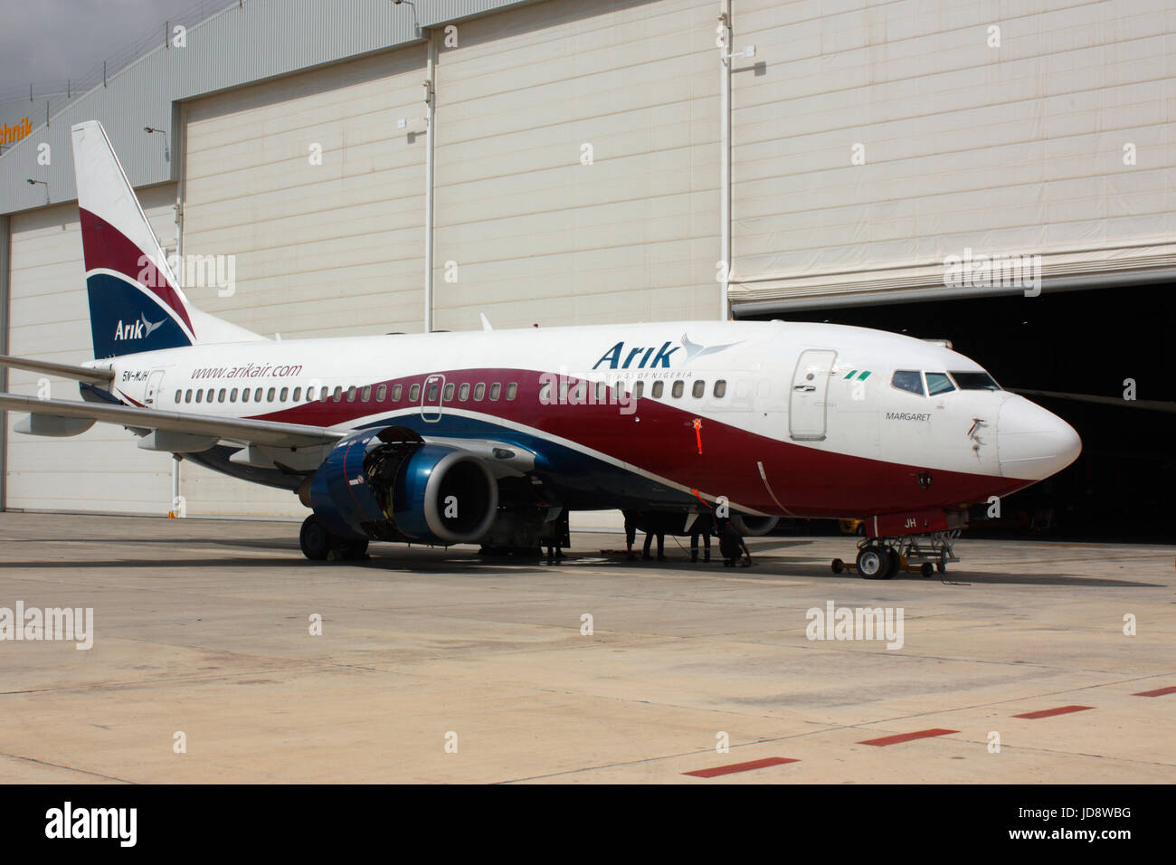 L'aviation commerciale. 737-700 de Boeing 737NG (Nouvelle Génération) ou d'avion à réaction de la compagnie aérienne nigériane Arik Air en cours de maintenance. Banque D'Images