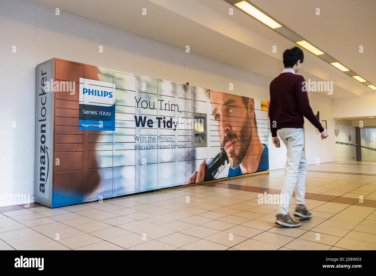 'Diana' Amazon locker à Hammersmith Broadway, London, England, UK Banque D'Images
