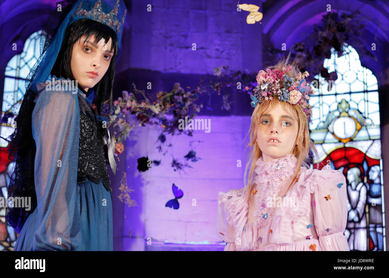 Présentation de la mode au London Fashion Week Automne Printemps 2016 présenté par Sophia Webster et modèles à la mode britannique l'espace d'exposition du Conseil de l'AW lieu Banque D'Images