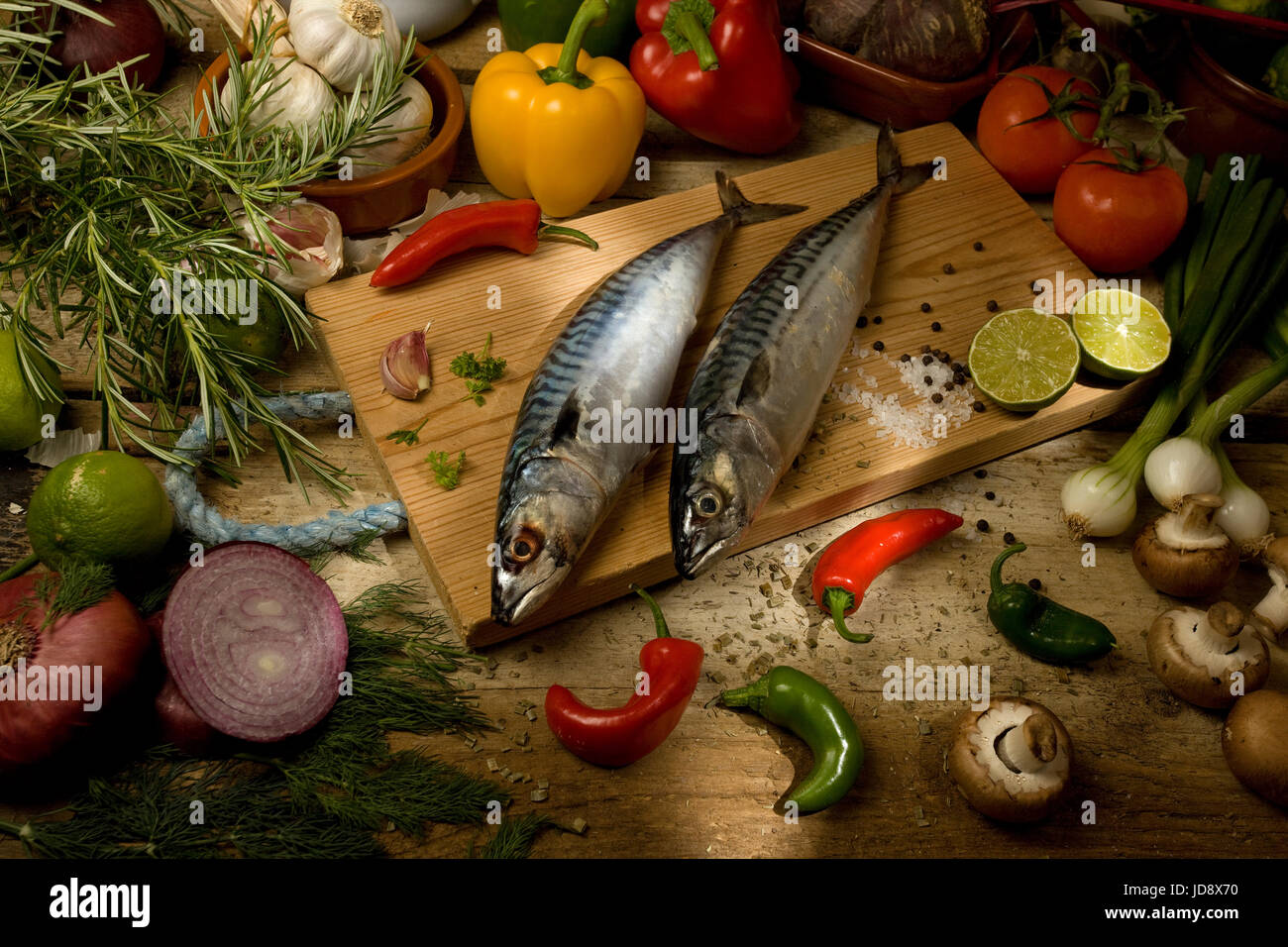 Le maquereau cru entier avec des ingrédients crus Banque D'Images
