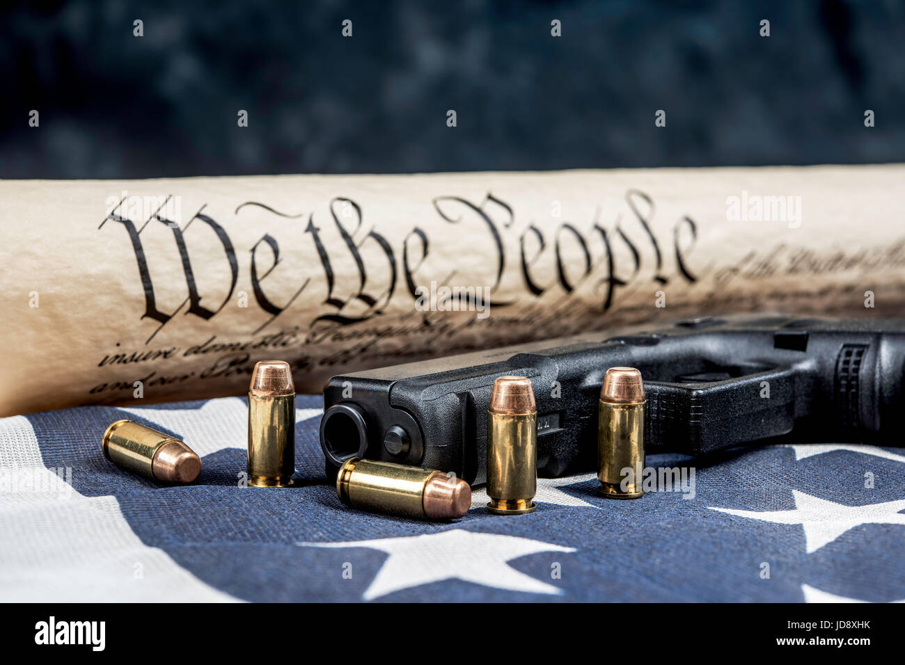 Un pistolet avec des balles symbolisant l'homme d'armes à feu tout en pans contre la constitution des États-Unis. Banque D'Images