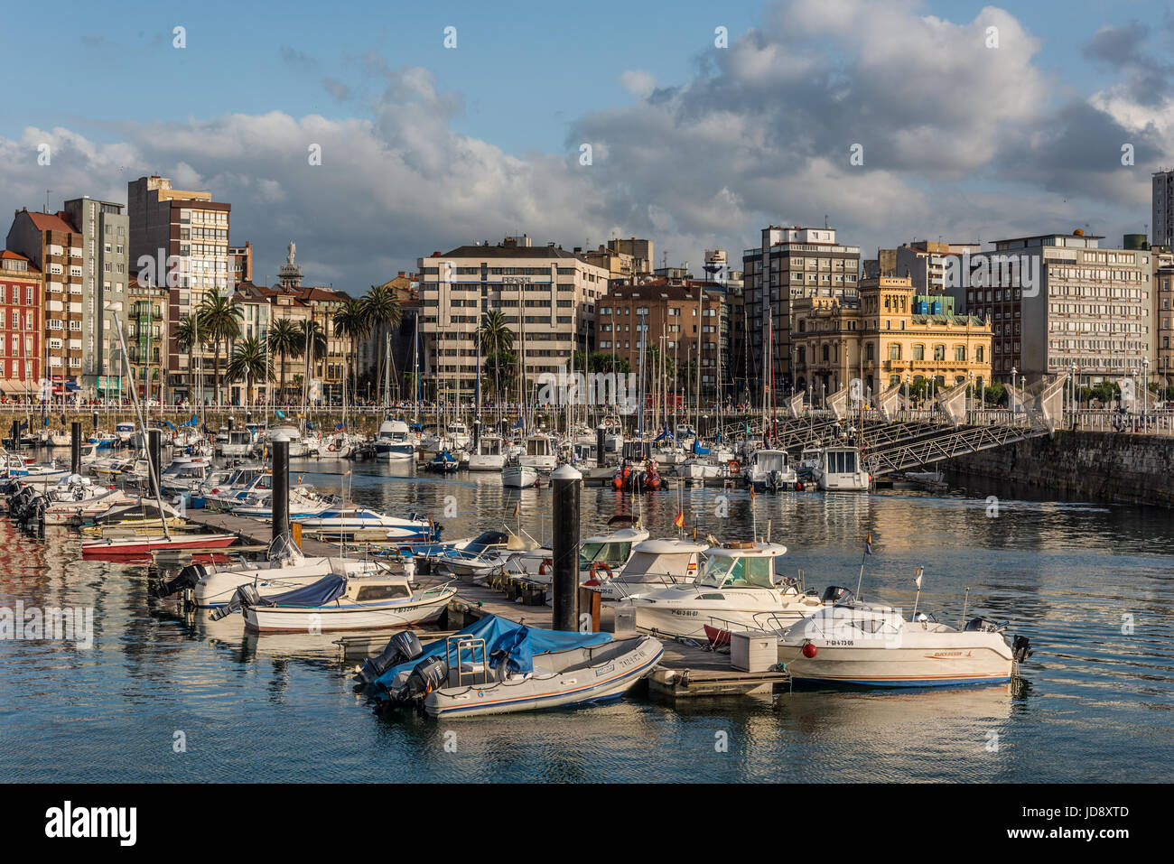 Après-midi de marche autour du port de plaisance et tourné sur le centre ville de la ville avec des bateaux au premier plan. Banque D'Images