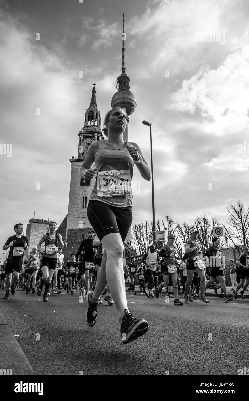 BERLIN - avril 02, 2017 : l'assemblée annuelle 37e demi-marathon de Berlin. Les athlètes exécutent sur Karl-Liebknecht-Strasse (rue Karl Liebknecht). Noir et blanc. Banque D'Images