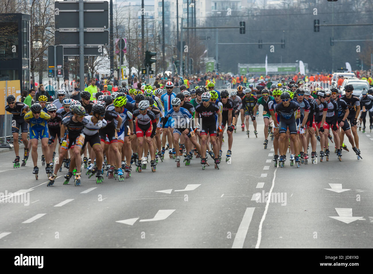 BERLIN - avril 02, 2017 : l'assemblée annuelle 37e demi-marathon de Berlin. Rouleau sur la route. Banque D'Images