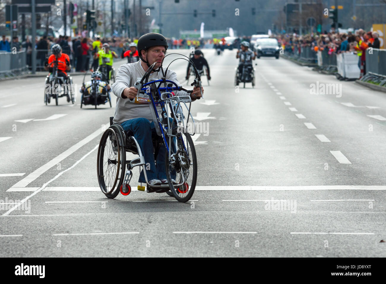 BERLIN - avril 02, 2017 : l'assemblée annuelle 37e demi-marathon de Berlin. Les concurrents en fauteuil roulant et les cyclistes à main. Banque D'Images