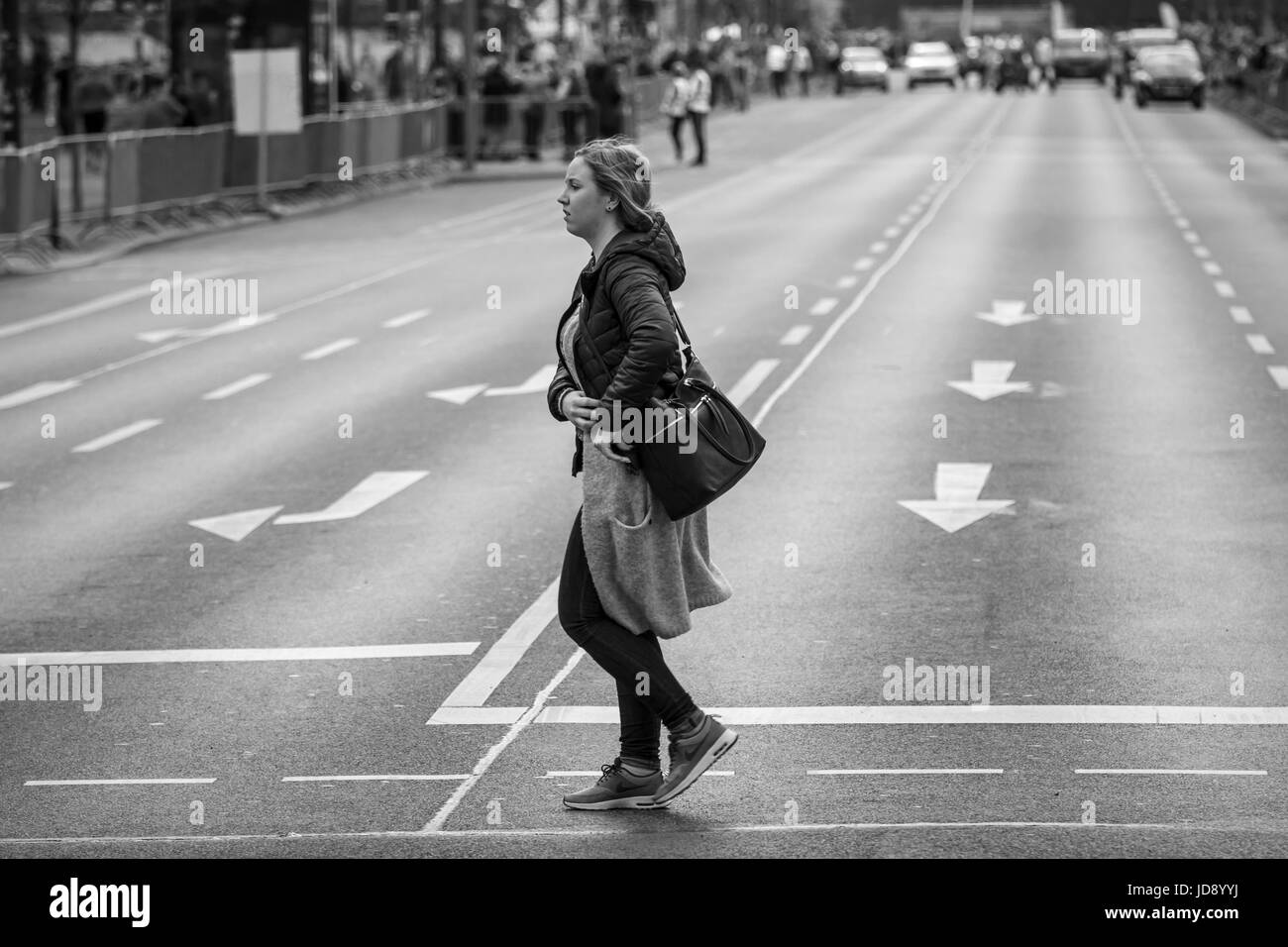 BERLIN - avril 02, 2017 : l'assemblée annuelle 37e demi-marathon de Berlin. Début de la course. Ligne de départ vide. Noir et blanc. Banque D'Images