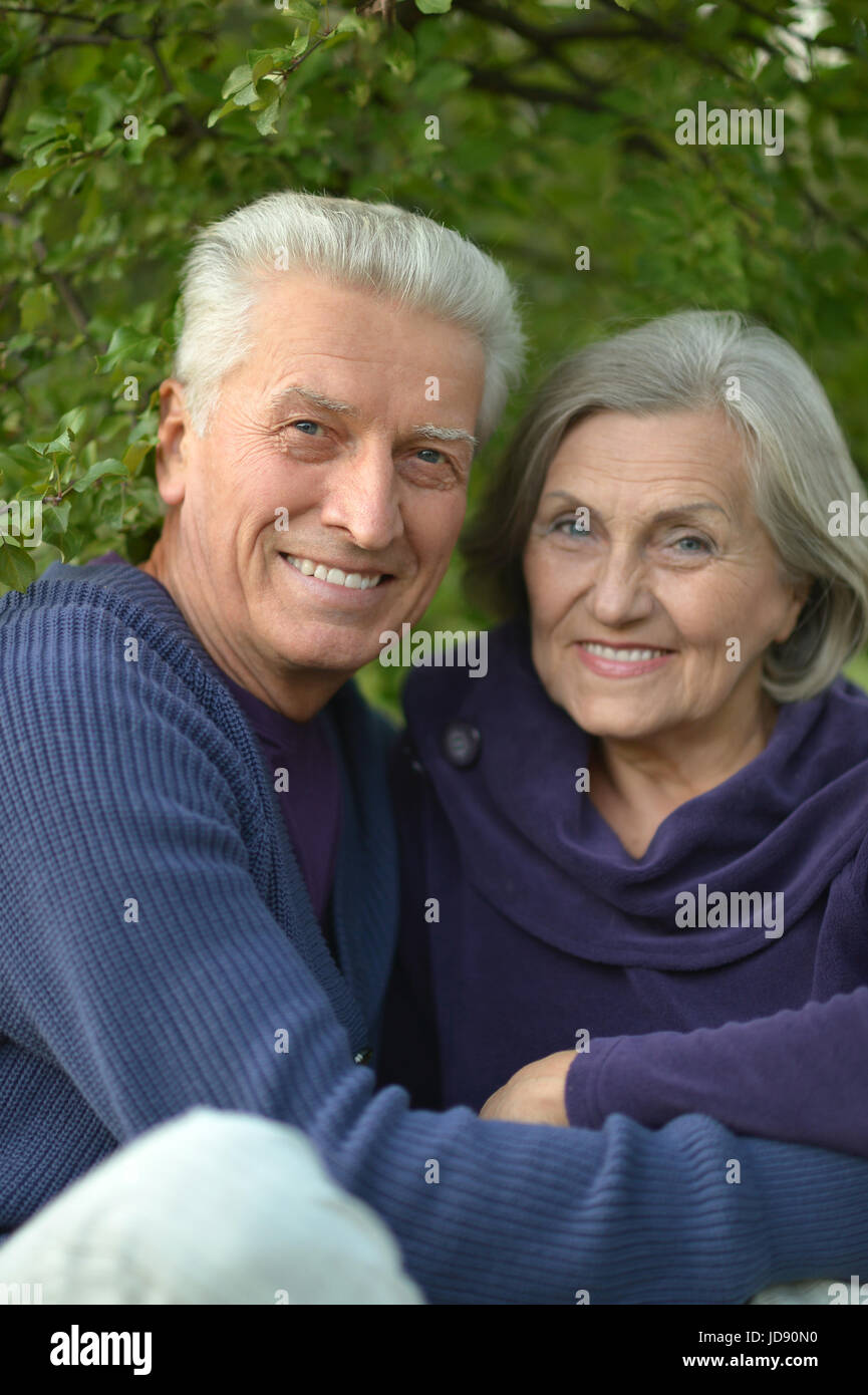 Portrait of a happy senior couple reposant en plein air Banque D'Images