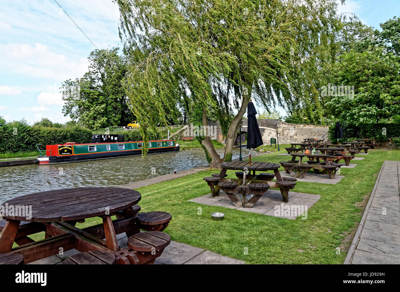 Pub jardin près de Devizes en milieu rural Banque D'Images