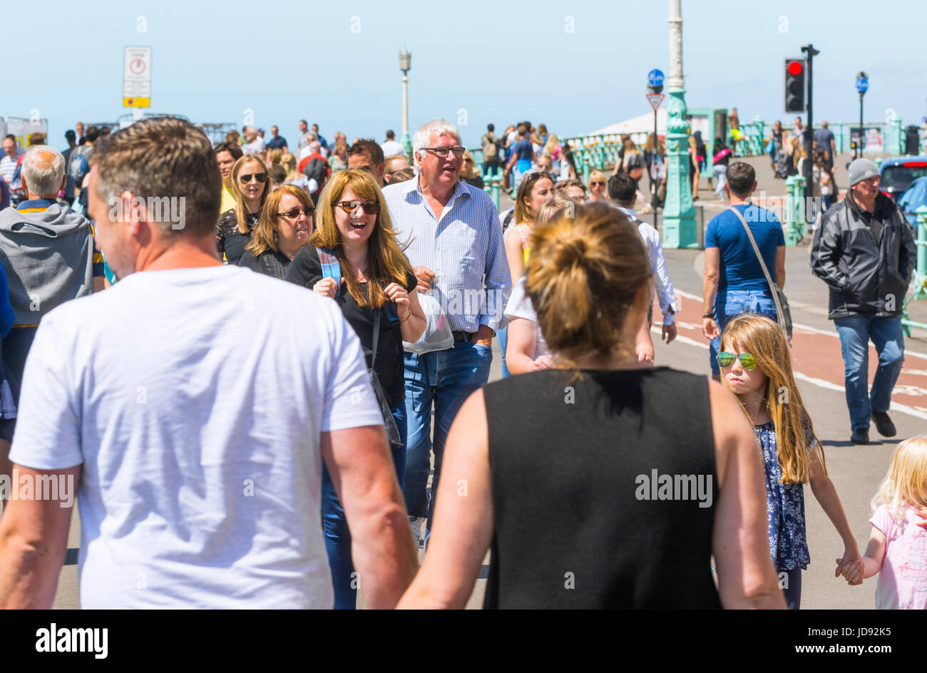 Promenade en bord de mer en été occupé à Brighton, East Sussex, Angleterre, Royaume-Uni. Banque D'Images