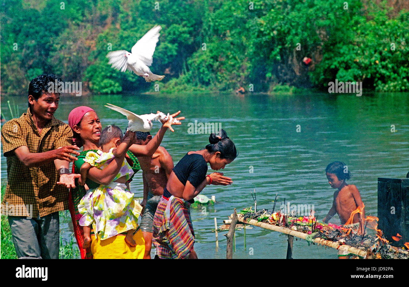 Une famille d'khagrachoi tribal bangladesh district offrant leur réception de nouvel an de 1414 en dieu lake localement appelé debota pukur sur le pic le plus o Banque D'Images