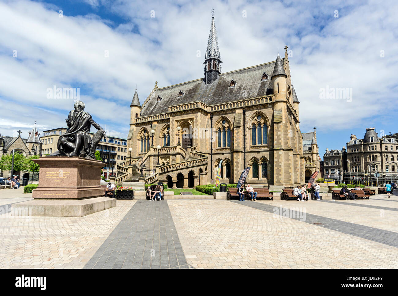 L'McManus Art Gallery and Museum & Robert Burns Statue Square Albert en Ecosse Royaume-uni Tayside Dundee Banque D'Images