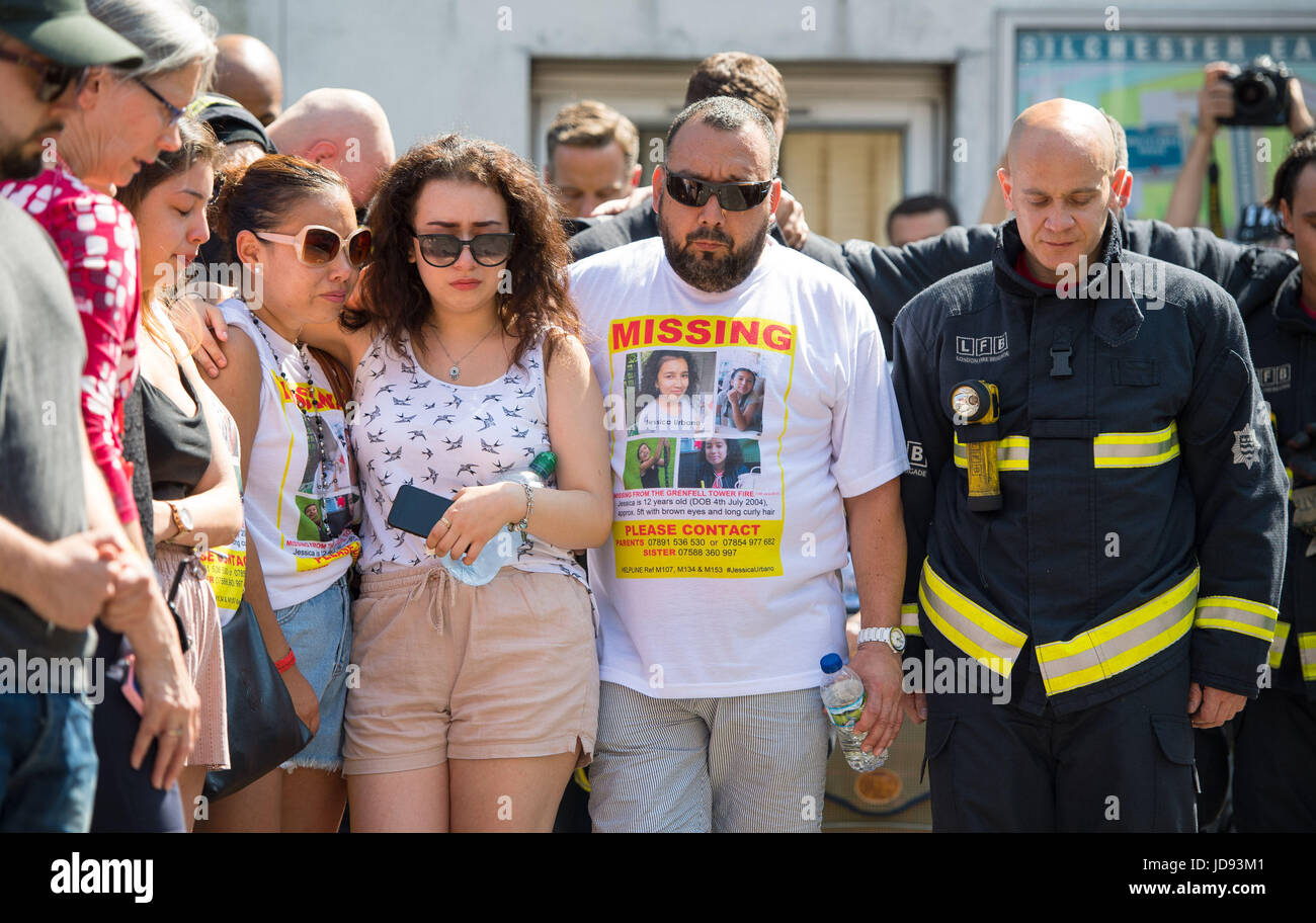 Fighfighters et les membres du public au Centre Communautaire Latymer observer une minute de silence à proximité de Grenfell Tower dans l'ouest de Londres après un incendie a ravagé l'édifice de 24 étages le mercredi matin. Banque D'Images