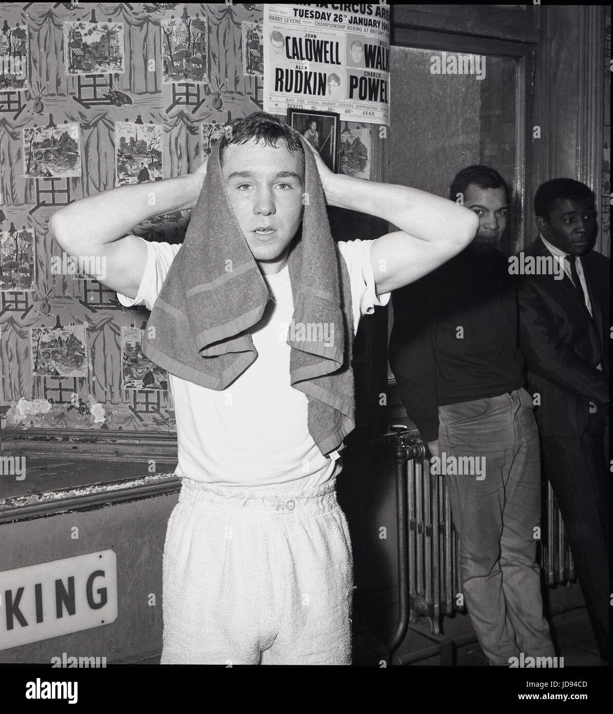 1964, la salle de sport du célèbre Thomas Beckett une maison publique sur la Old Kent Road, London Bridge, South London, SE1, l'Angleterre, l'image montre un boxeur dans un anneau d'être officiellement pesés en sur les balances mécaniques avant le concours. Banque D'Images