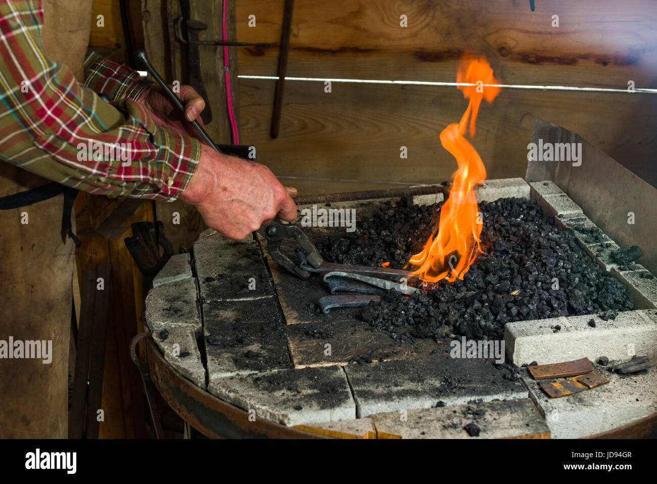 Chauffage au charbon de forge d'acier Forge dans l'atelier Banque D'Images