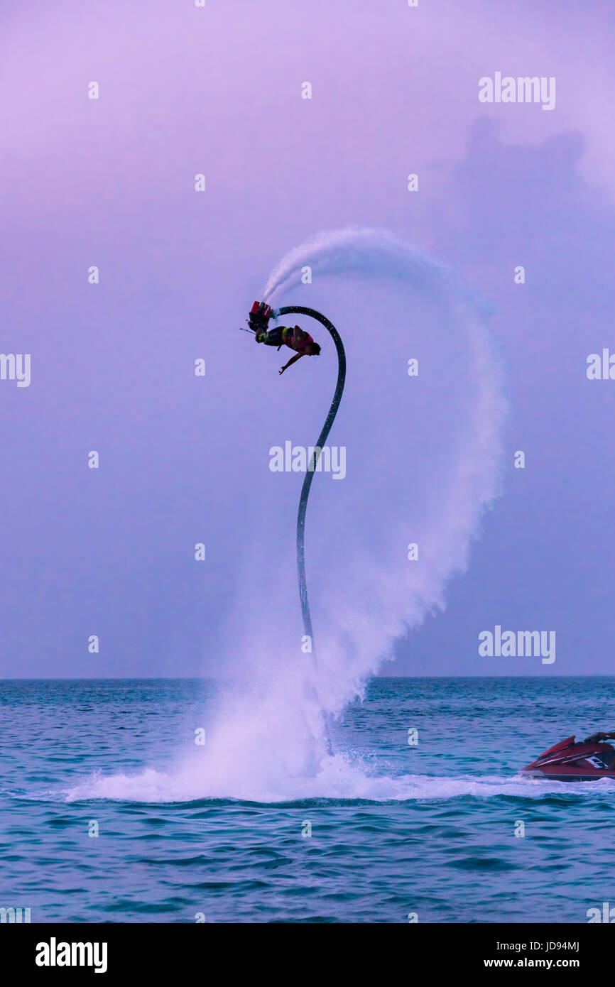 Fly board, sport extrême au Tropical Beach Banque D'Images