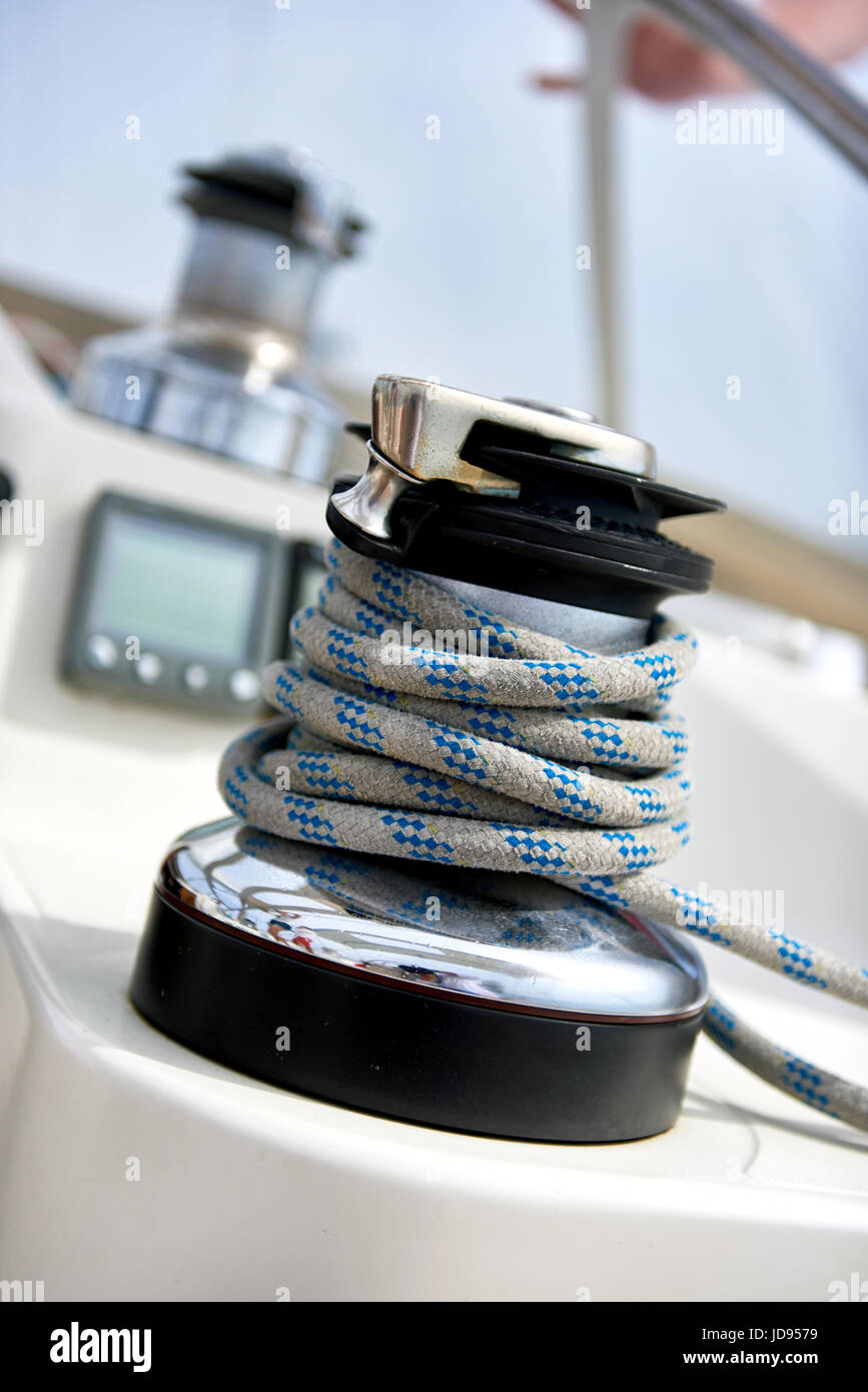 Treuil avec corde sur bateau à voile Banque D'Images