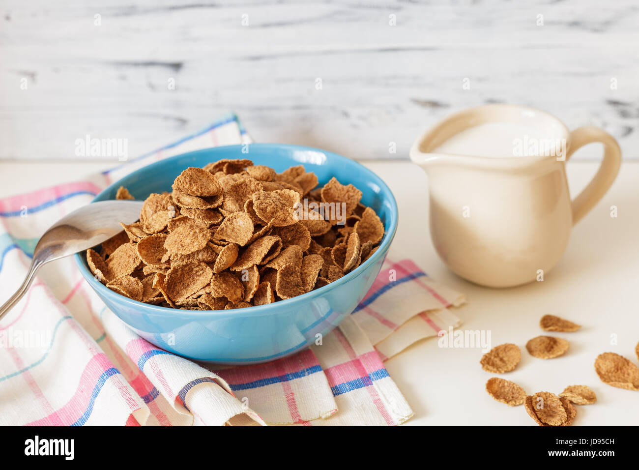 Petit-déjeuner sain avec son de blé Sarrasin Céréales avec lait au Bol en céramique bleu. Prêt à manger Banque D'Images