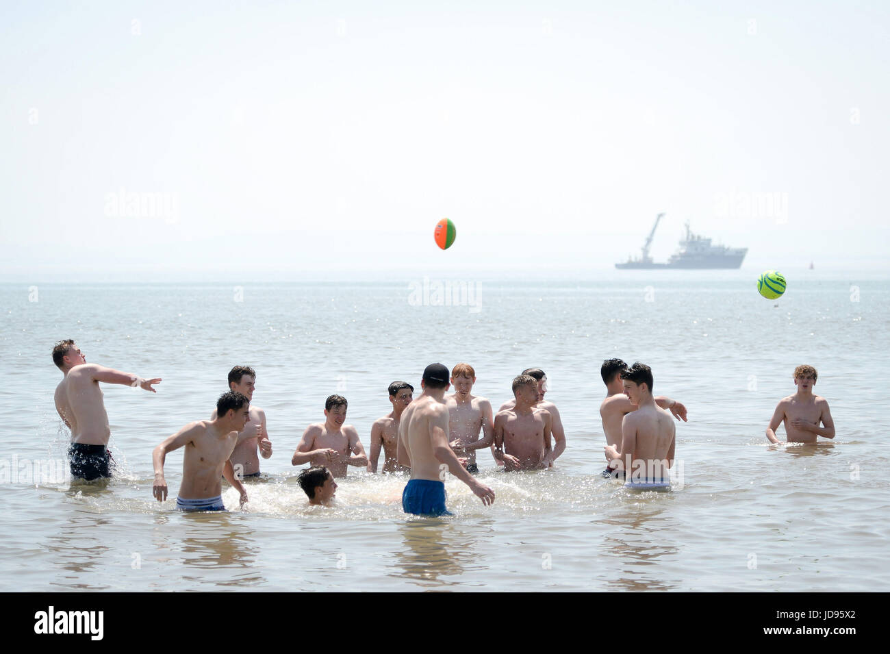 Les gens se rafraîchir dans la mer à l'île de Barry, Galles du Sud, où les températures sont dans le haut de la vingtaine et les gens affluent à la mer pour profiter du beau temps glorieux. Banque D'Images