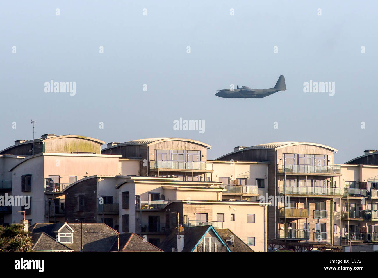 Un Hercules C-130 de transport tactique des avions survolaient le Newquay, Cornwall. Banque D'Images