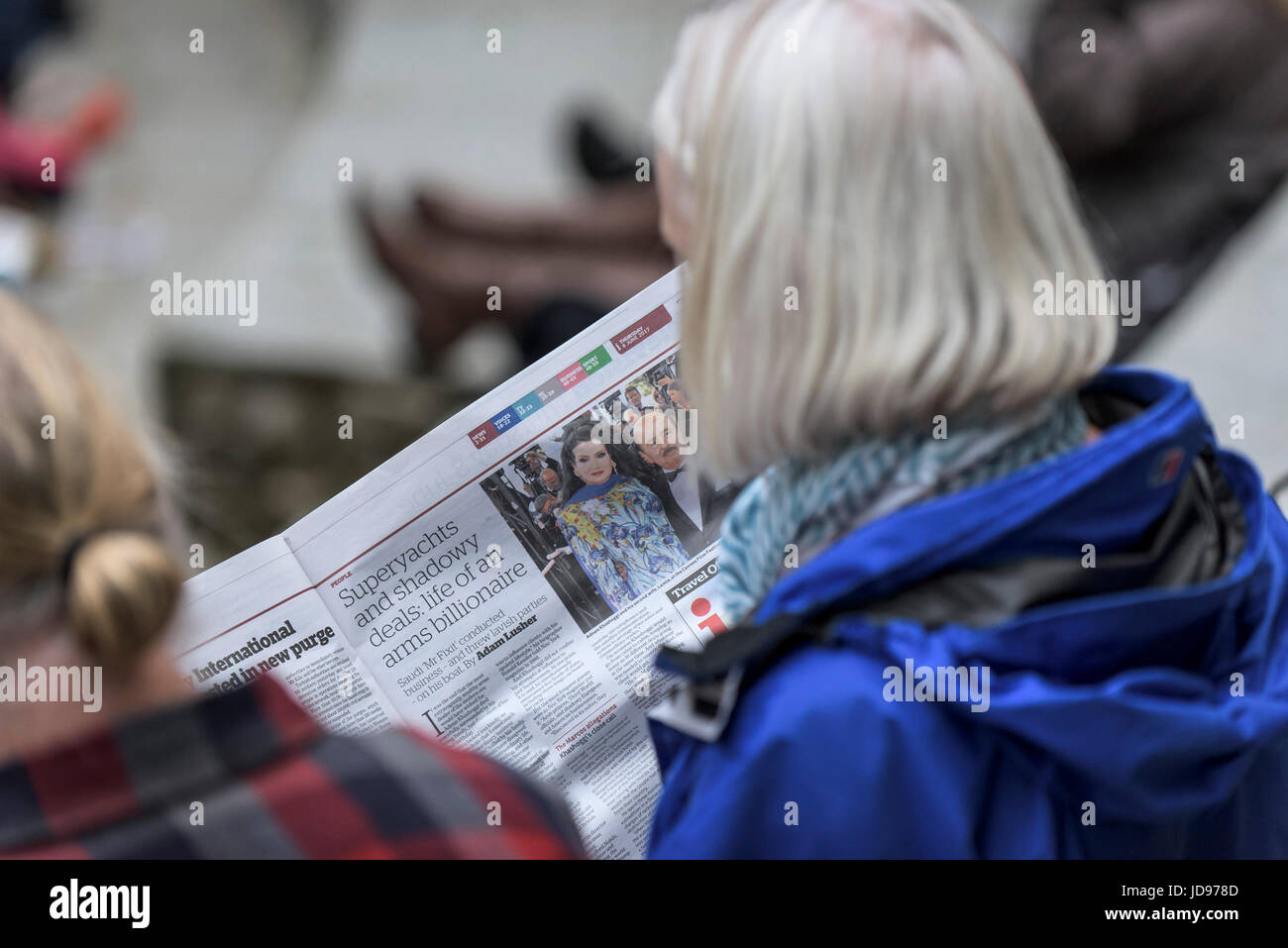 Une femme lisant un journal. Banque D'Images