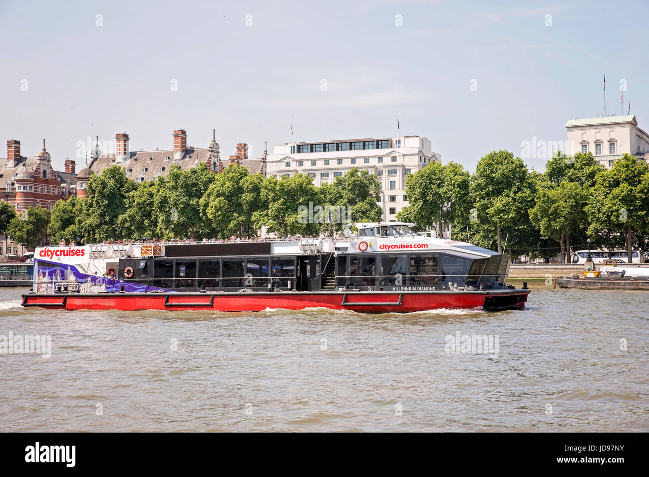 Riverbus sur la tamise en été, Londres, UK Banque D'Images