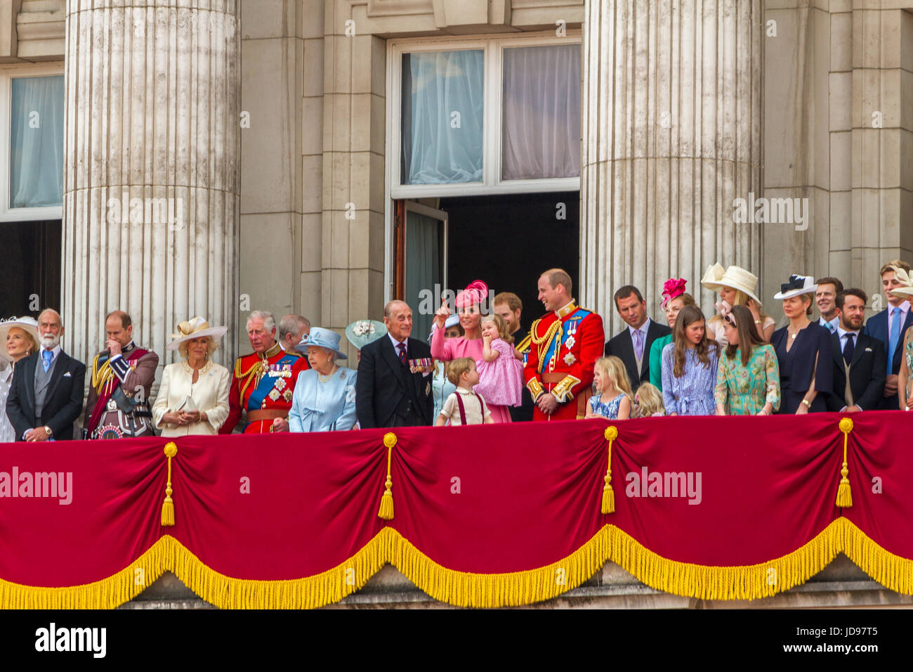 La Reine et les membres de la famille royale se réunissent sur le Buckingham Palace Balcony à la suite de la Trooping The Color Parade, Londres, Royaume-Uni, 2017 Banque D'Images