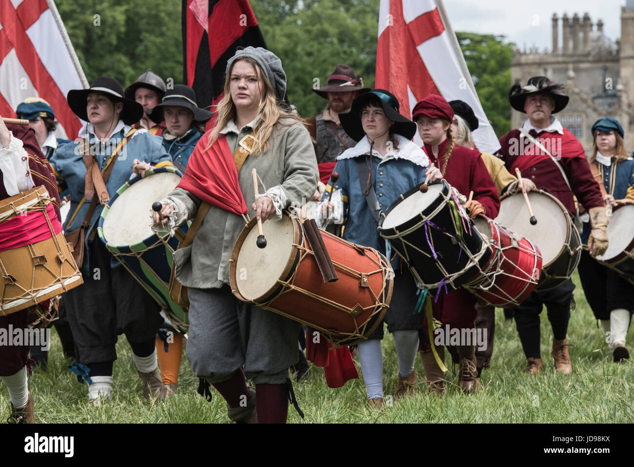 Guerre civile anglaise batteurs royaliste pour préparer le combat à un Hogan-vexel English Civil war reenactment événement. Charlton park, Wiltshire, Royaume-Uni Banque D'Images