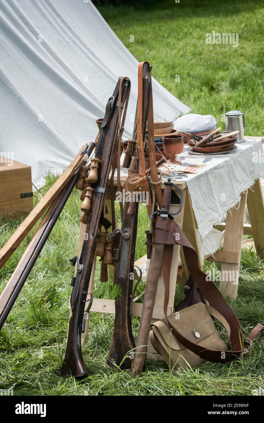 Sword et les fusils s'appuyant sur une table dans un campement à un Hogan-vexel English Civil war reenactment événement. UK Banque D'Images