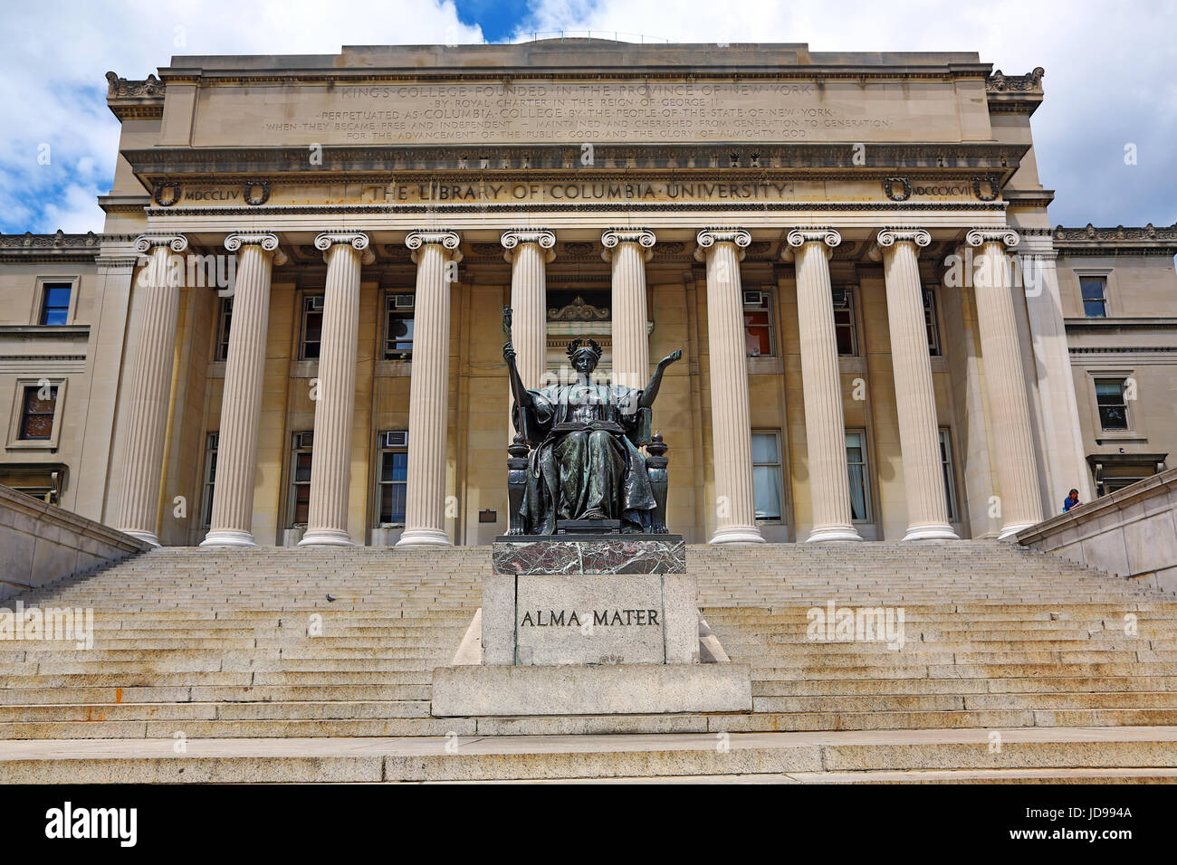 Low Memorial Library et Alma Mater statue à l'université de Columbia, New York City, New York, USA Banque D'Images