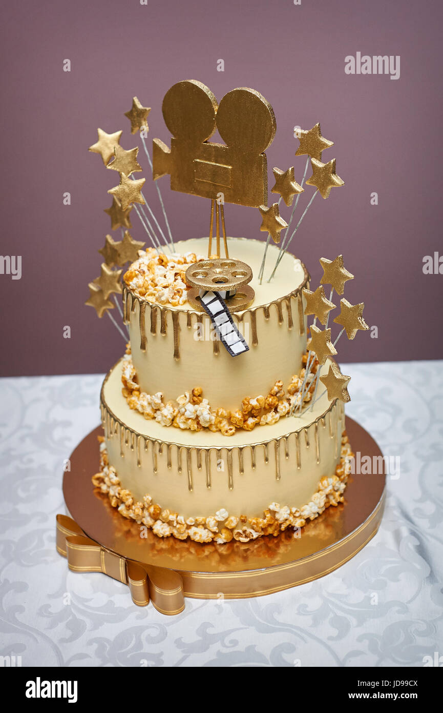 Gâteau de mariage blanc style de cinéma sur table. Banque D'Images