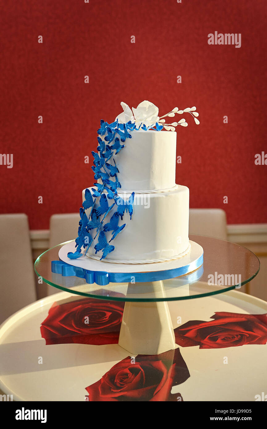 Gâteau de mariage bleu et blanc avec Bride and Groom Gros plan sur le dessus. Banque D'Images