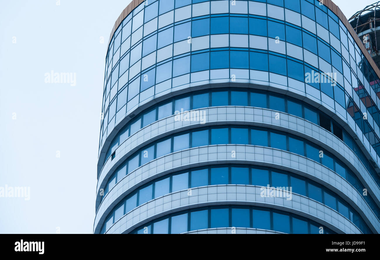 Immeuble de bureaux d'affaires sur le fond de ciel. Banque D'Images