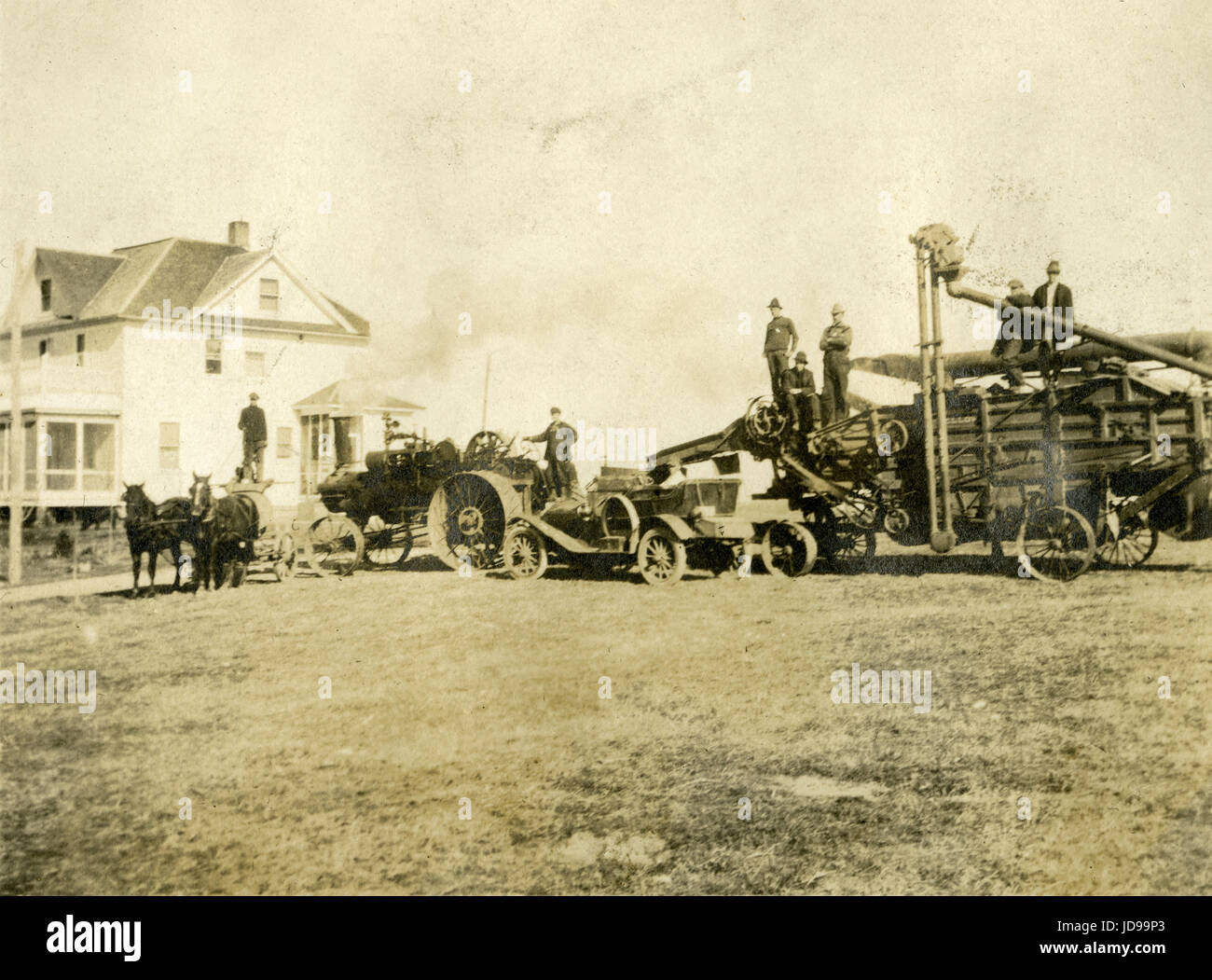 C Antique1922 photographie, les travailleurs avec le tracteur et une batteuse. Emplacement est probablement Mankato, Minnesota. SOURCE : photographie originale. Banque D'Images