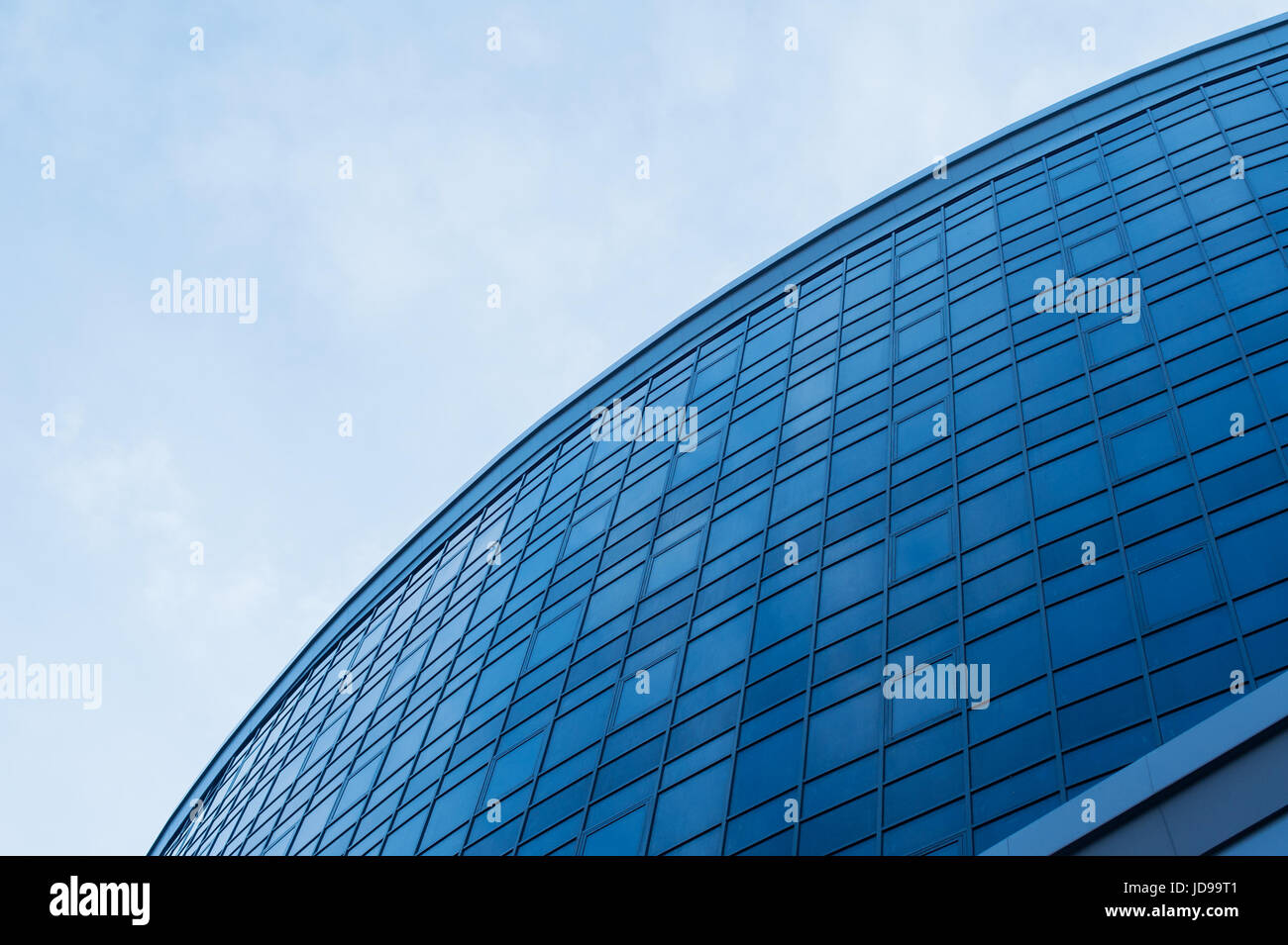 Immeuble de bureaux moderne sur le fond de ciel. Banque D'Images