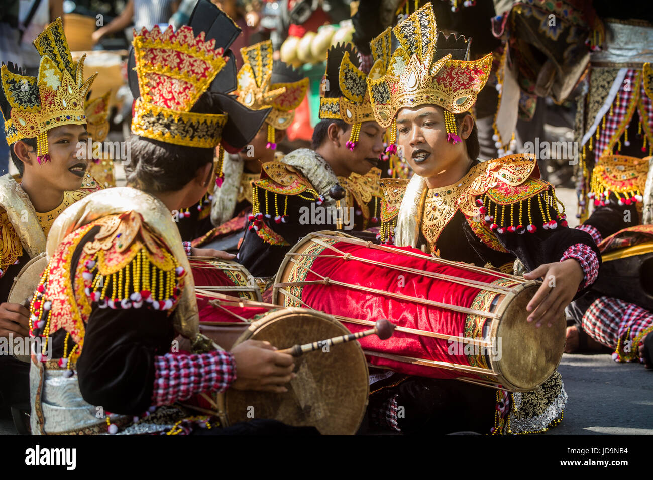 Les jeunes gars indonésien et balinais musiciens pratiquant au début de la Parade 2017 Festival des Arts de Bali le gamelan jouer en costume complet d'instruments Banque D'Images