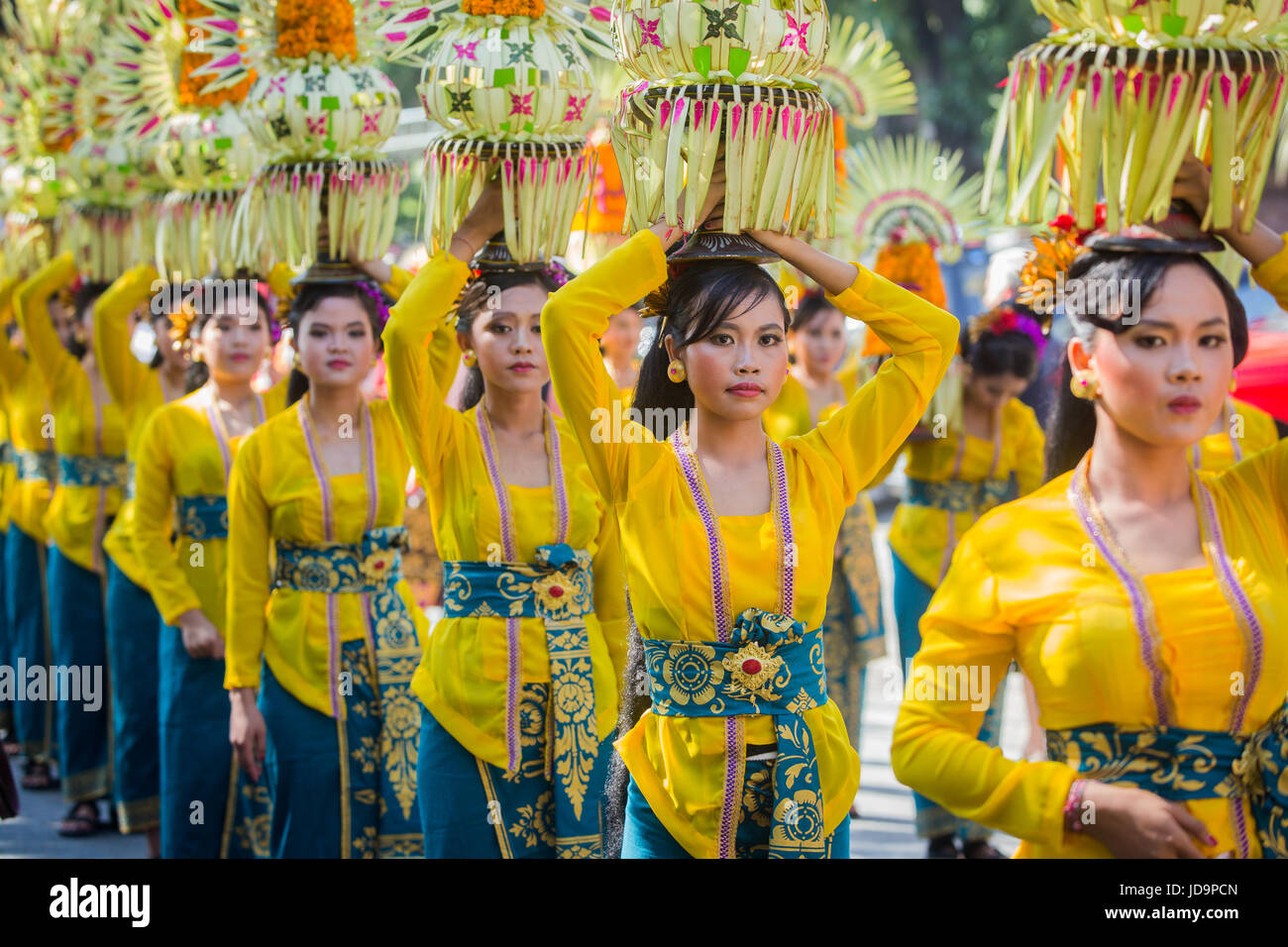 Costume de cérémonie balinais traditionnel porté par les femmes à la street parade le jour de l'inauguration du Festival des Arts de Bali 2017 offres de transport sur la tête Banque D'Images