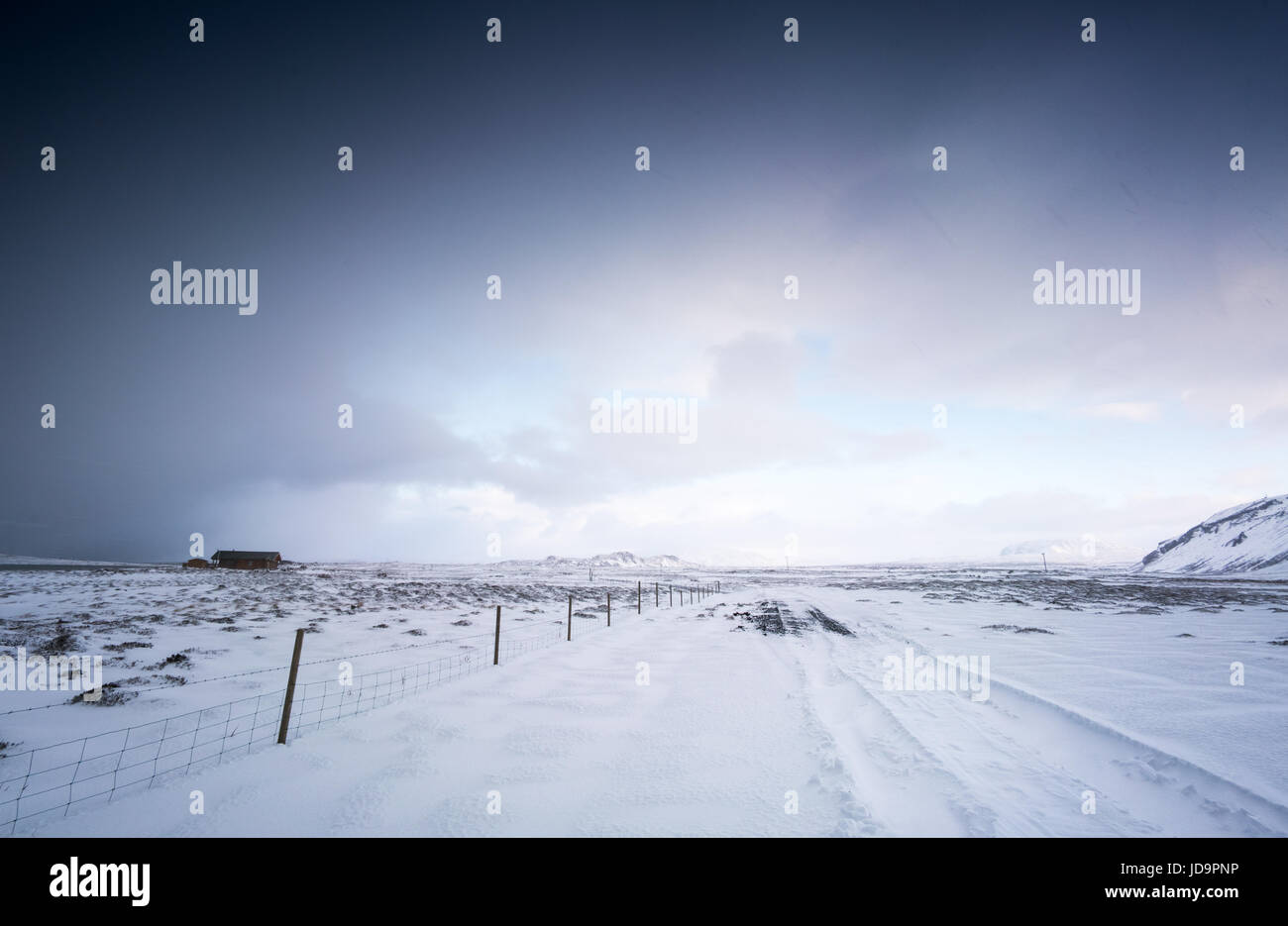 Chalet confortable dans un paysage couvert de neige, distant, l'Islande, l'Europe. Nature de l'Islande 2017 hiver froid Banque D'Images