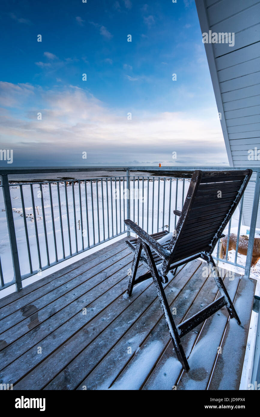 Seul transat debout sur un patio en bois par l'autre, de l'Islande, de l'Europe. Nature de l'Islande 2017 hiver froid Banque D'Images
