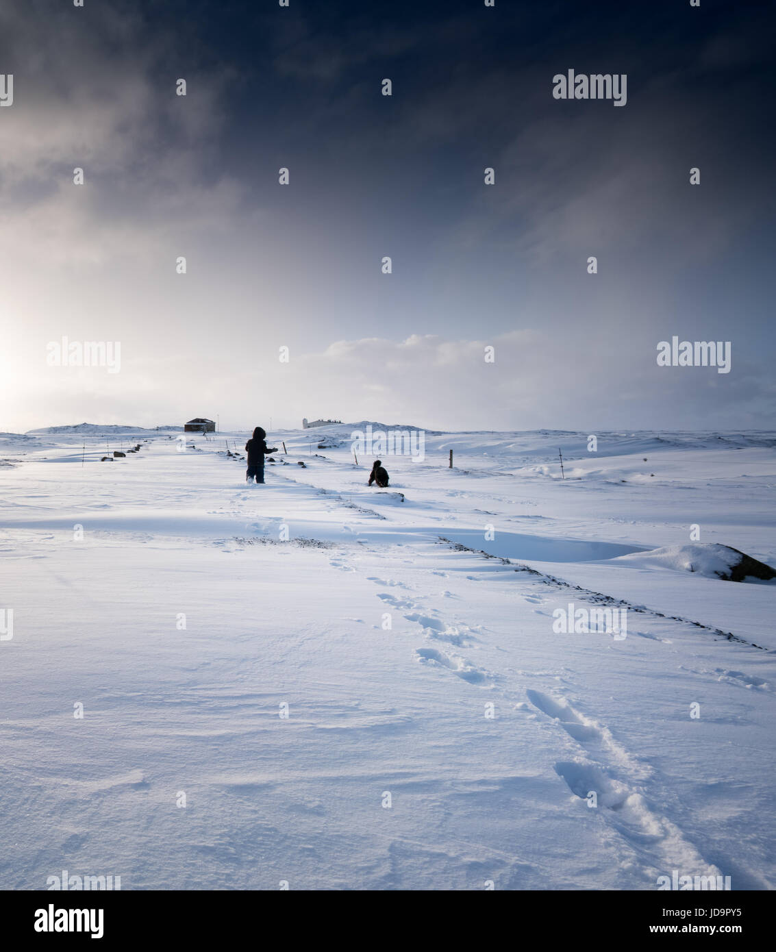 Deux enfants jouant dans la neige profonde du paysage couvert, l'Islande, l'Europe. Nature de l'Islande 2017 hiver froid Banque D'Images