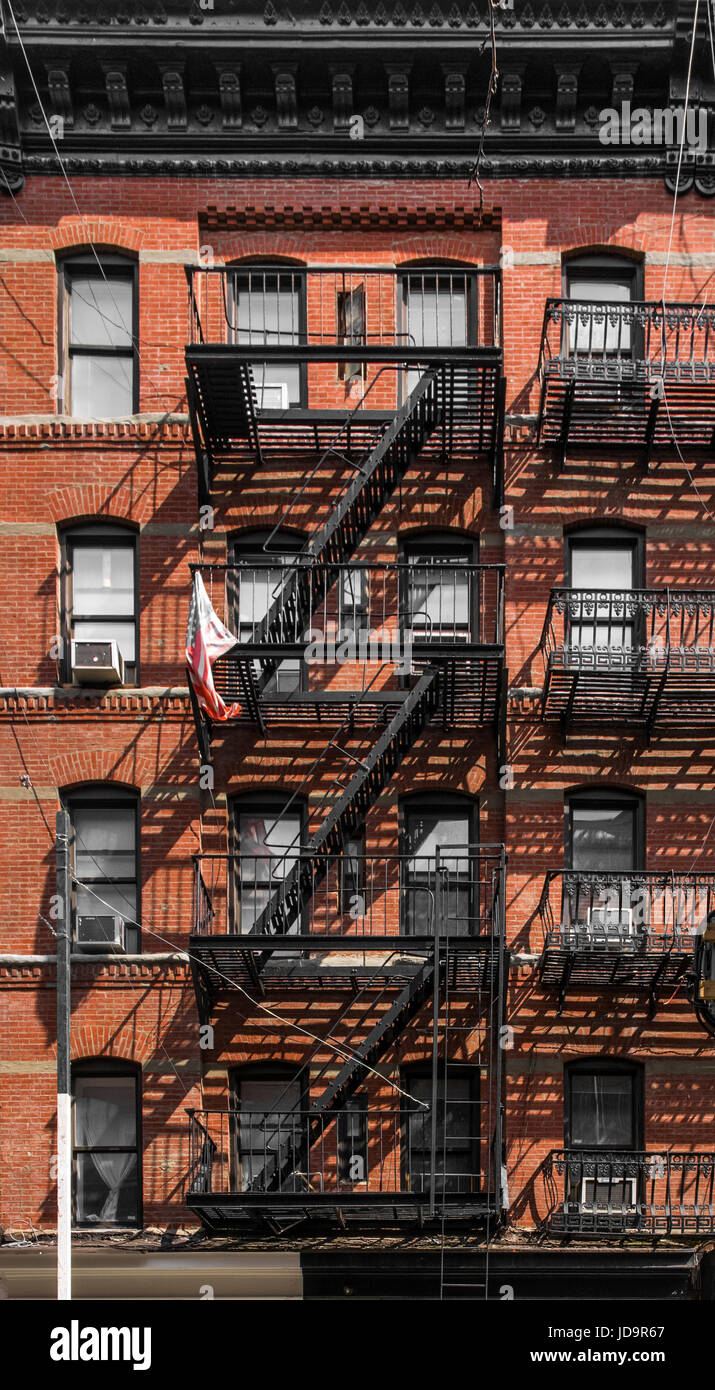 Metal fire escapes sur brownstone apartments, New York City, USA. 2016 urban city United States of America Banque D'Images