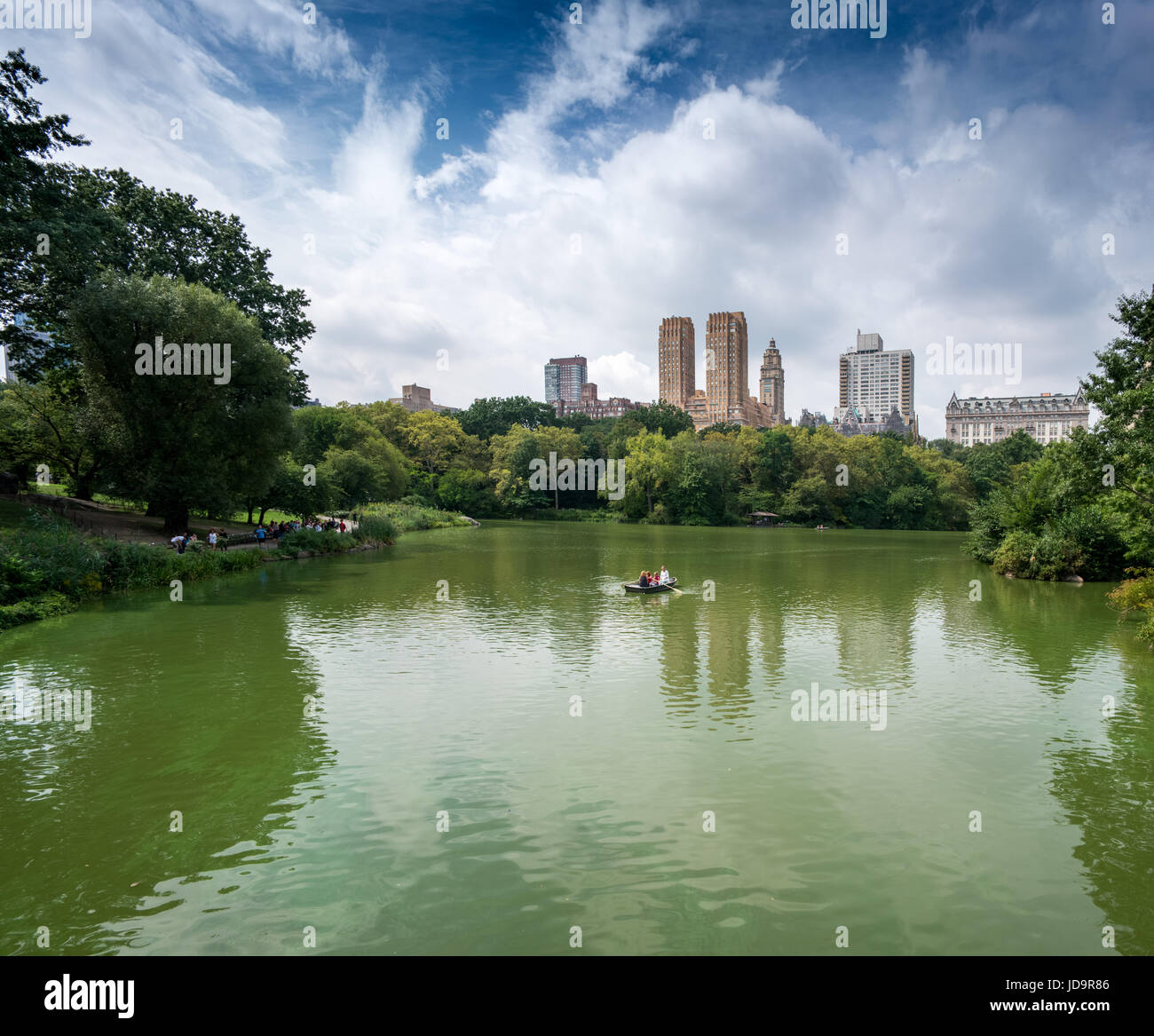 Les bâtiments et le lac au loin, Central Park, New York City, New York, USA. 2016 urban city United States of America Banque D'Images