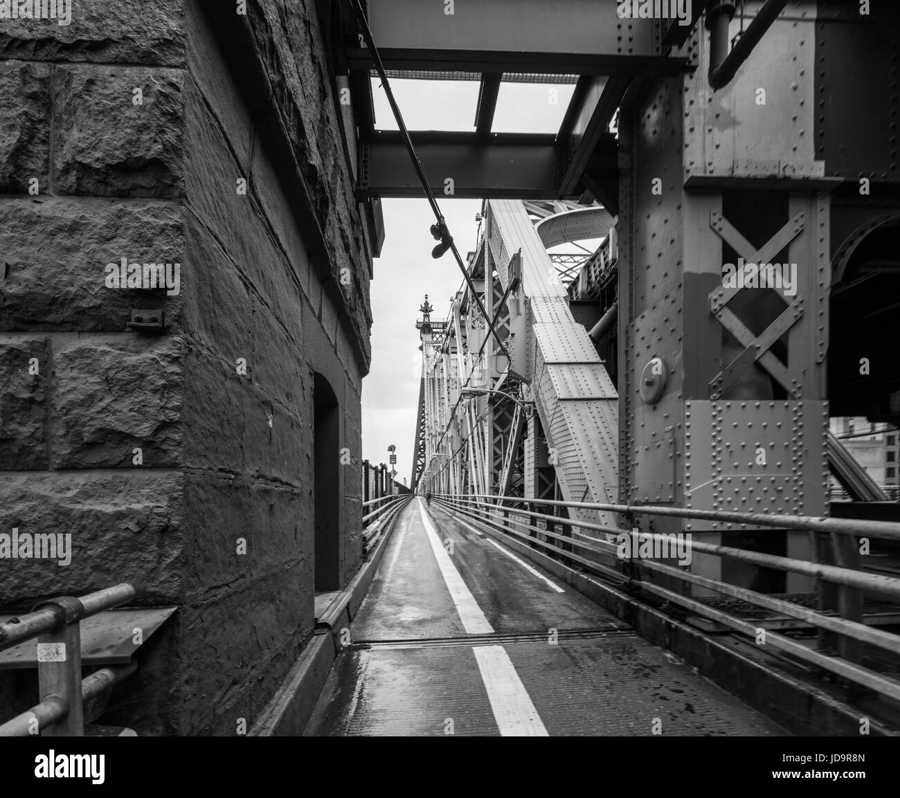 Tourné en noir et blanc le long de Queensboro Bridge, New York City, New York, USA. 2016 urban city United States of America Banque D'Images