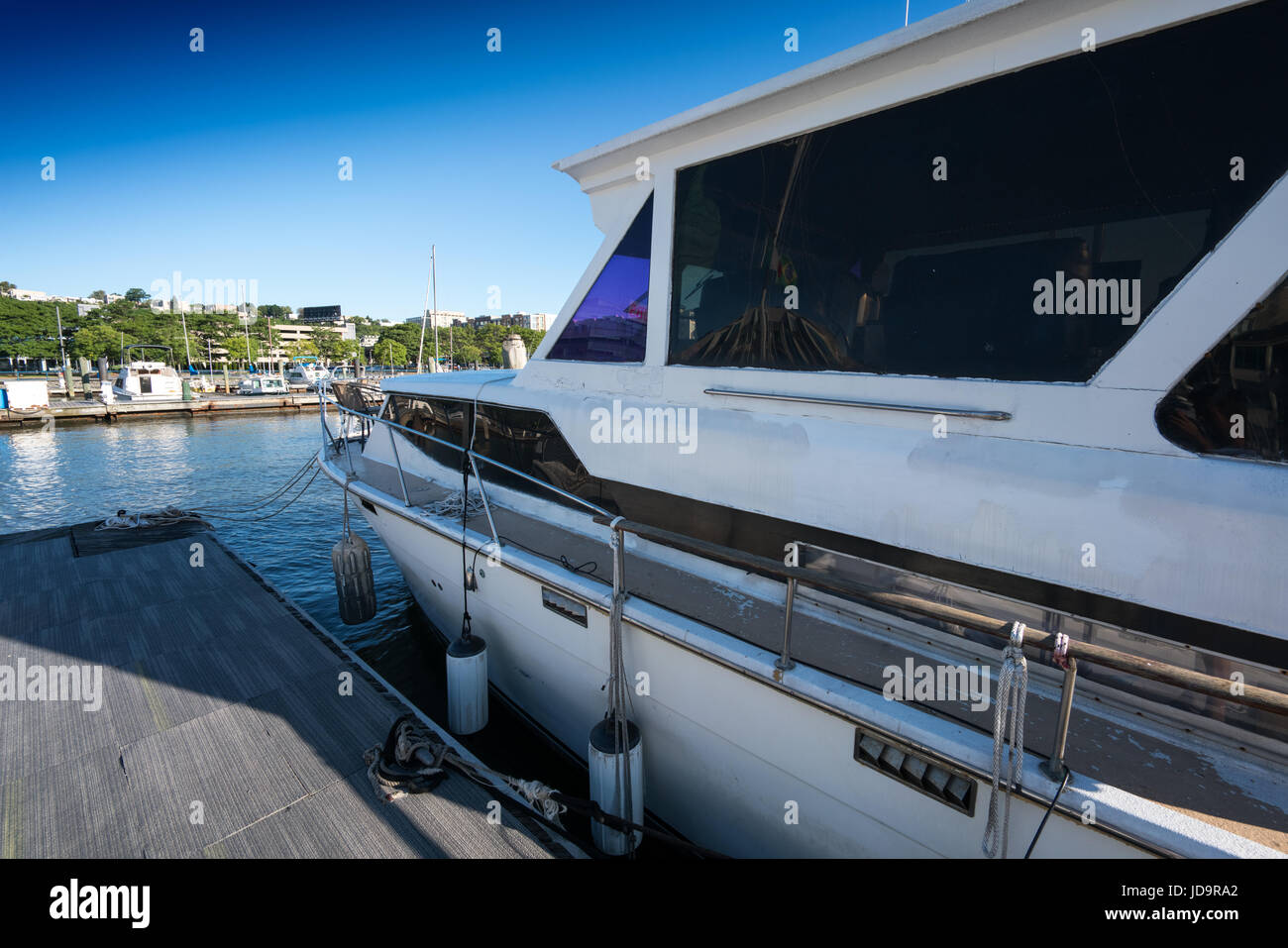 Privé de luxe bateau blanc à marina portrait de côté avec fenêtre. 2016 urban city United States of America Banque D'Images