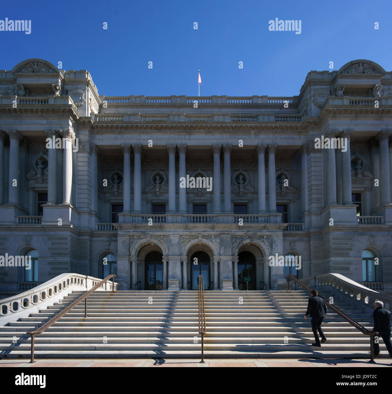 La façade de l'immeuble décoré avec des étapes et de l'arrière-plan les gens contre ciel bleu clair. Washington capital usa 2016 automne Banque D'Images